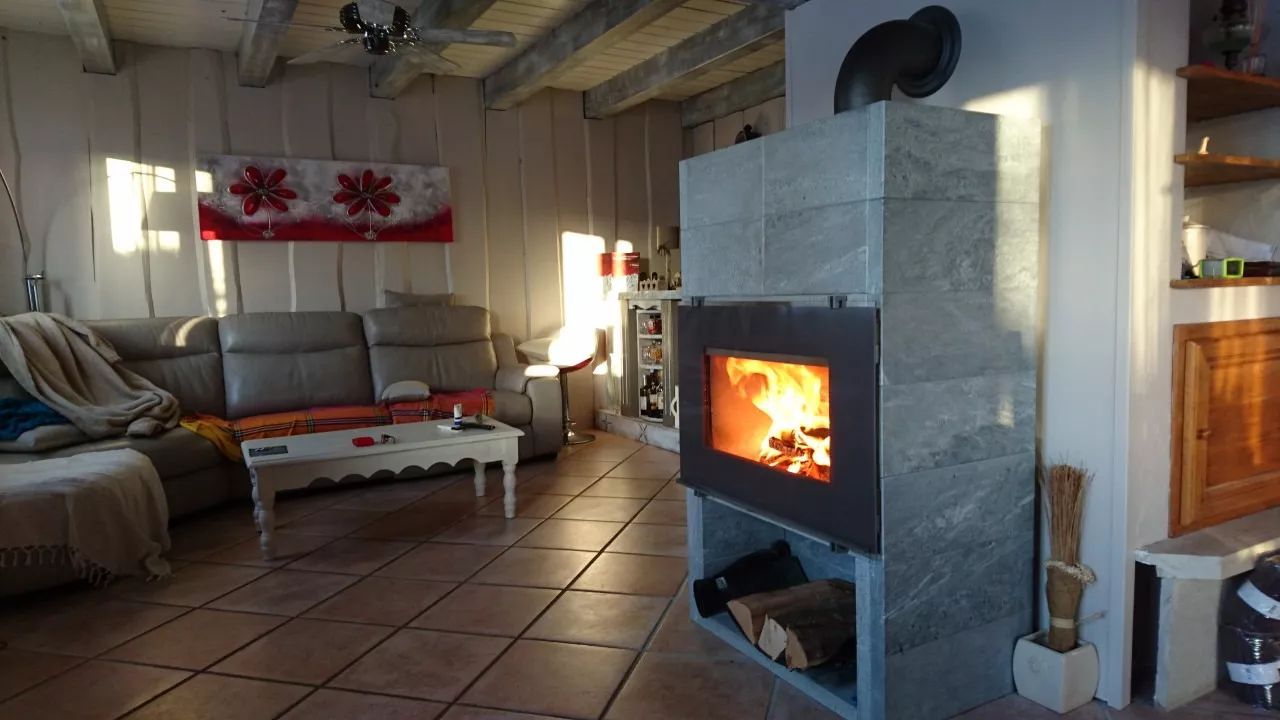 Poêle à bois à accumulation TULIKIVI en pierre stéatite (Saint Laurent en Grandvaux, Jura 39)