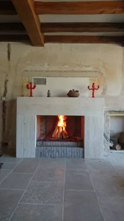 Cheminée à foyer ouvert POLYFLAM habillage sur mesure en béton blanc (Arbois, Jura 39)