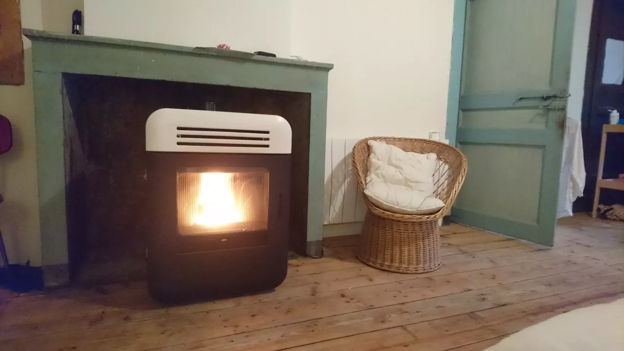 Poêle à granulés MCZ Thema dans cheminée ouverte (Les rousses, Jura 39)