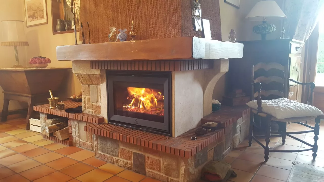 Rénovation cheminée ouverte avec insert à buches JOTUL C24 (Dole, Jura 39)